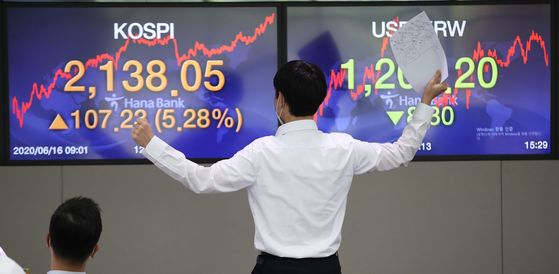 An employee stands in front of a screen with the closing Kospi at the dealing room in Hana Bank located in Jung-district, central Seoul, Tuesday. [YONHAP]