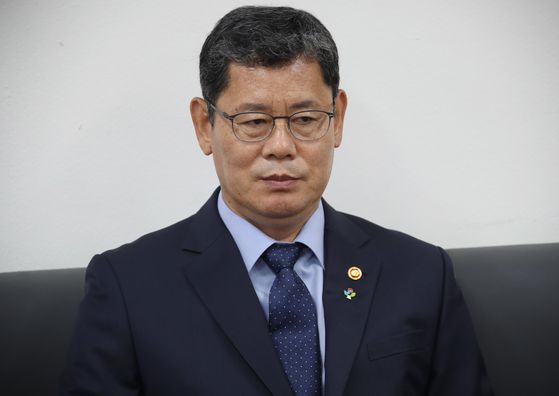 South Korean Minister of Unification Kim Yeon-chul announces his resignation to reporters on Wednesday. [YONHAP]