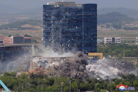 A screen capture from a North Korean state television broadcast from Wednesday shows the North's demolition of the inter-Korean liaison office on Tuesday afternoon. [YONHAP]