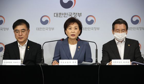 Land Minister Kim Hyun-mee, center, announces new real estate market regulations at the government complex in Seoul on Wednesday.  [YONHAP]