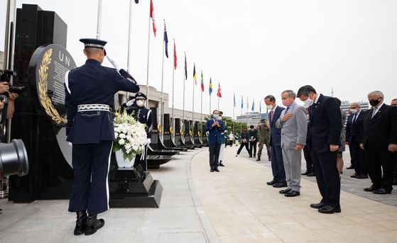 South Korean Defense Minister Jeong Kyeong-doo, right, and U.S. Ambassador to South Korea Harry Harris, second from right, pay tribute to those who died in the 1950-53 Korean War at the War Memorial of Korea in central Seoul on Thursday. [NEWS1]