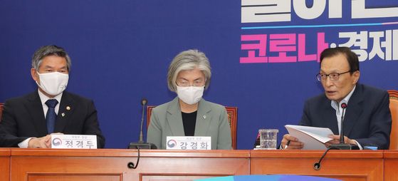 Defense Minister Jeong Kyeong-doo, left, and Foreign Minister Kang Kyung-wha, center, listen to Democratic Party Chairman Lee Hae-chan's remarks at the meeting with the party leaders.  [YONHAP] 
