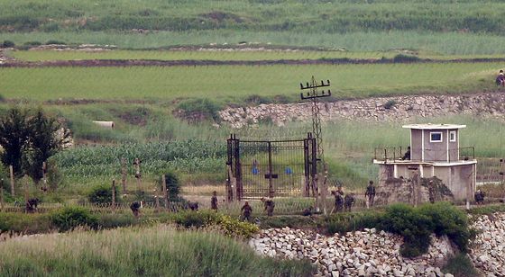 North Korean troops work next to a coastal barbed wire fence on the demilitarized zone (DMZ) in North Hwanghae Province on Thursday near a South Korean observatory in Incheon. [YONHAP]