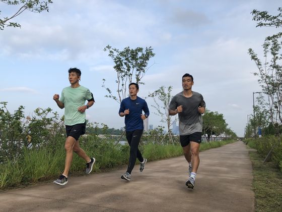 Sean, left, and Lee Young-pyo, center, both goodwill ambassadors of Compassion Korea, during a run. [YG ENTERTAINMENT]