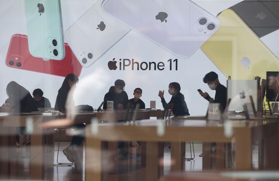 The only official Apple store in Korea in Gangnam, southern Seoul, reopened in April after temporarily closing due to the coronavirus outbreak. [YONHAP]