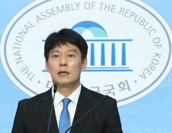 Han Min-soo, spokesman of the National Assembly, announces Friday that Speaker Park Byeong-seug postponed a main session as the main opposition United Future Party continues its protest. [YONHAP]