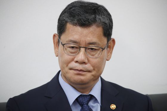 Unification Minister Kim Yeon-chul describes for reporters Wednesday his decision to step down.  [YONHAP] 