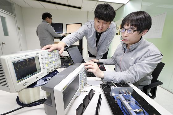 KT researchers test its quantum cryptography communication technology. [KT] 