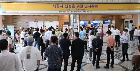 Landlords with houses in Hannam-dong, Seoul, gather at a general meeting to chose construction companies to manage redevelopment projects in Hannam district 3 at COEX, southern Seoul, on Sunday. The project is gaining interest as it will be the country’s largest redevelopment. [YONHAP]