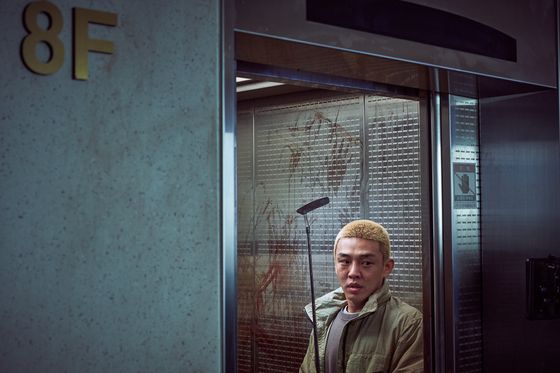 Joon-woo musters up enough courage to venture outside. [LOTTE ENTERTAINMENT] 