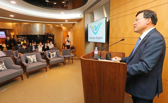 The President and CEO of the Incheon International Airport Corporation give a briefing on the company's decision Monday at a meeting room in the airport in Incheon. [YONHAP] 