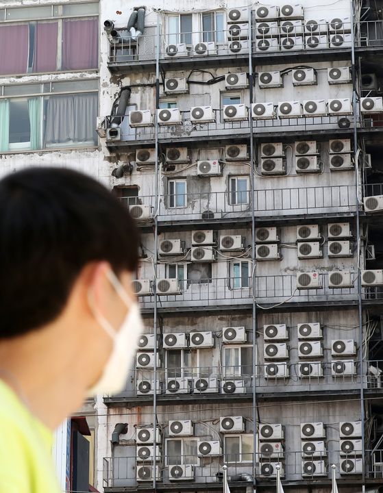 Air-conditioning units, on an outer wall of a high-rising building in Seoul, spew hot air on Monday as daytime temperature reached 35 degrees Celsius (95 Fahrenheit) in Seoul.  [NEWS1]