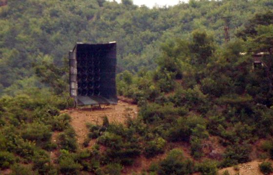A North Korean loudspeaker sits on a hill in the demilitarized zone in Kaepoong County, North Hwanghae Province, after being installed on Monday afternoon. [YONHAP]