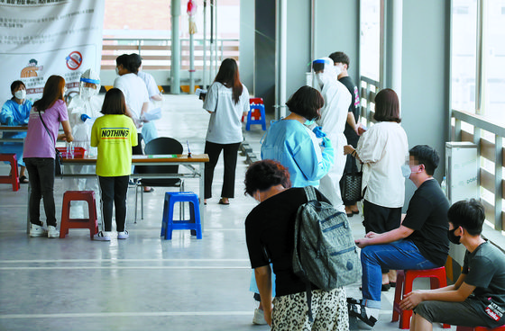 People go through diagnostic tests at a Covid-19 testing site in Gwangju on Monday. [YONHAP]