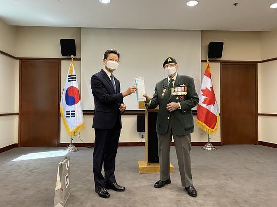 Bill Black, a Korean War veteran, right, and Korean Ambassador to Canada Shin Maeng-ho, at the ceremony at the Korean embassy in Canada on May 21 to commemorate the 70th anniversary of the outbreak of the Korean War. [EMBASSY OF KOREA IN CANADA]