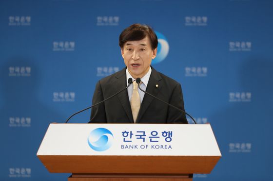 Bank of Korea Gov. Lee Ju-yeol forecasts this year's inflation rate at the central bank's headquarters in Seoul on Thursday. [NEWS1]