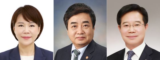 From left, Jeon Hyun-heui, who's been named by President Moon Jae-in to lead the Anti-Corruption and Civil Rights Commission; Han Sang-hyuk, chairman of the Korea Communications Commission; and Kim Chang-yong, picked as the new commissioner general of the Korean National Police Agency. [YONHAP]