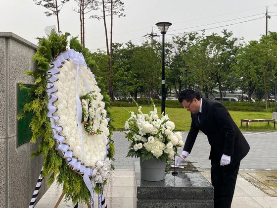 Ambassador of Colombia to Korea Juan Carlos Caiza, pays tribute at the Monument for the Participation of Colombia in the Korea War (1950-53) in Incheon on June 24 to commemorate the 70th anniversary of the war and the participation of Colombian troops. [EMBASSY OF COLOMBIA IN KOREA]