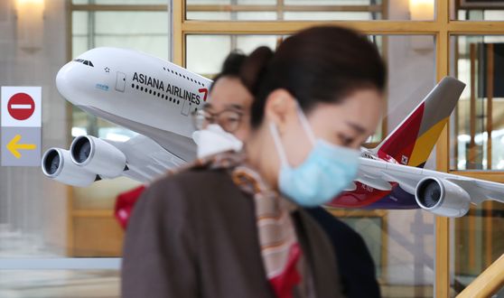 The Asiana Airlines lobby at the company's headquarters in Gangseo District in western Seoul on June 15. The HDC-Mirae Asset Daewoo consortium’s deal to acquire Asiana Airlines is up in the air as HDC demands changes to the terms of the contract. [NEWS1]