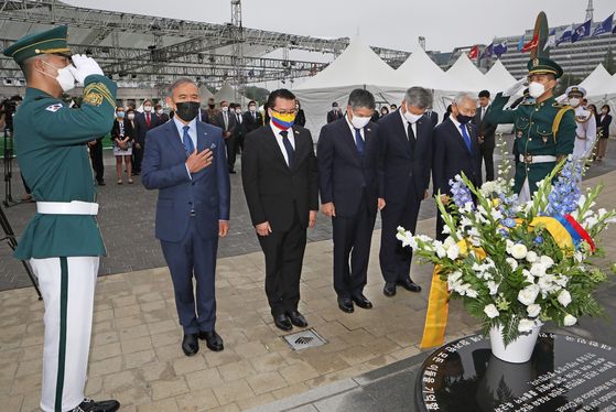 From left, Ambassador of the United States to Korea Harry Harris, Ambassador of Colombia to Korea Juan Carlos Caiza, Minister of National Defense Jeong Kyeong-doo and Minister of Patriots and Veterans Affairs Park Sam-duck, pay tribute to veterans of the Korean War at the War Memorial of Korea in central Seoul on Friday. The commemorative event for the 70th anniversary of the outbreak of the Korean War, organized by the Colombian Embassy in cooperation with the war memorial, included diplomats, military officials and members of the defense ministries of Korea and Colombia. Colombia's Defense Minister Carlos Holmes Trujillo joined the event via online streaming. [PARK SANG-MOON]