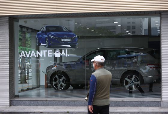 A Hyundai Motor store in downtown Seoul on Monday. Starting Wednesday, the individual consumption tax cut will be extended until the end of this year. However, the tax rate is only lowered by 30 percent, compared to 70 percent between March and June. [YONHAP]