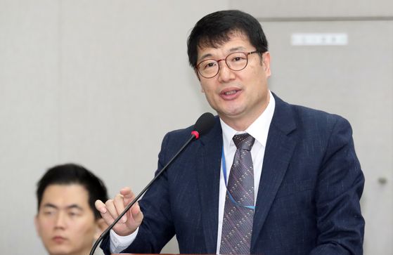  Hwang Deok-soon, President Moon Jae-in’s secretary for jobs, says converting contract workers at the Incheon International Airport does not affect jobs for those who aspire to work at the corporation. [NEWS1]