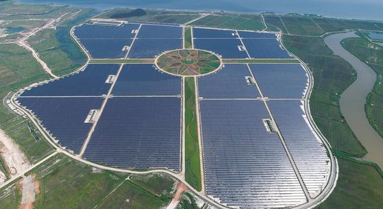  A recently completed solar power station in Haenam, South Jeolla, begins operation on Monday. Companies including construction company Hanyang and KB Asset Management invested in the station, which has a 98-megawatt generator and 306-megawatt energy storage system. [YONHAP]