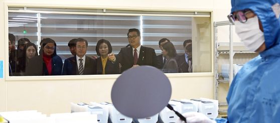 President Moon Jae-in visits a hydrogen fluoride plant in Cheonan, South Chungcheong, in November 2019. The chemical is one of three key materials restricted by the Japanese government in July 2019. [YONHAP]