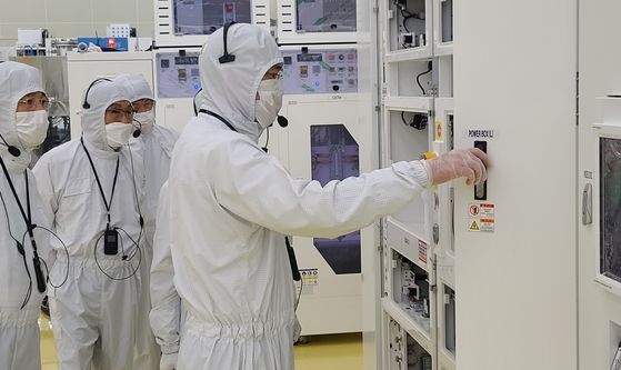 Samsung Electronics Vice Chairman Lee Jae-yong, right, visits a plant belonging to Semes, an affiliate of the tech giant that produces semiconductors and display manufacturing equipment, in Cheonan, South Chungcheong, on Tuesday. Lee discussed ways to increase the competitiveness of the industry and long-term strategies at the site in the latest of a string of recent visits to Samsung’s research and production facilities including a semiconductor research center in Hwaseong, Gyeonggi. [SAMSUNG ELECTRONICS] 