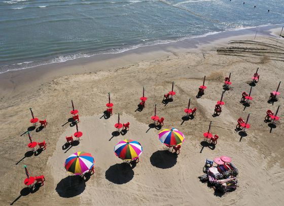 Parasols populate a beach in Busan, spread out two to four meters (6.6 to 13 feet) from one another, on Tuesday, as all beaches in the city prepare to open on Wednesday. [YONHAP]