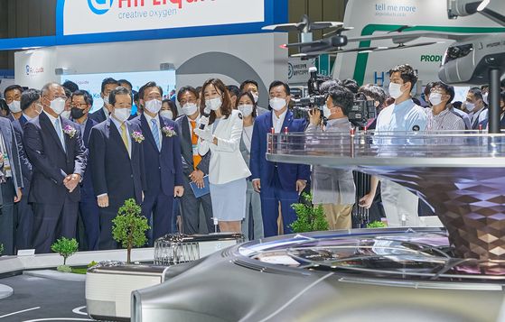 Prime Minister Chung Sye-kyun, second from left in the front row, Minister of Trade, Industry and Energy Sung Yun-mo, third from left, and Hyundai Motor Group Executive Vice Chairman Euisun Chung, first from left, visit the H2 Mobility + Energy Show, a trade show dedicated to hydrogen-powered mobility at Kintex in Gyeonggi. The trade show involves 108 companies from 11 countries and will run through July 3. [KOREA AUTOMOBILE MANUFACTURERS ASSOCIATION]
