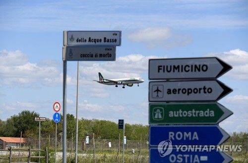 In this May 3 file photo, a plane lands at the Fiumicino airport, in Rome, Italy. [REUTERS/YONHAP] 