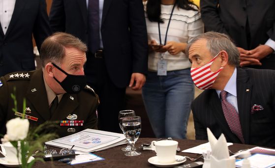 Gen. Robert Abrams, commander of the U.S. Forces Korea, left, and U.S. Ambassador to Seoul Harry Harris lean in to chat during a forum hosted by the Korea-U.S. Alliance Foundation in Yongsan District, central Seoul, on Wednesday. Abrams said that Seoul and Washington should continue large-scale combined military exercises amid the continued North Korean military threat in the forum also attended by South Korean Defense Minister Jeong Kyeong-doo and officials from both countries. [YONHAP]