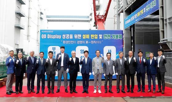 Samsung Display CEO Lee Dong-hoon, eighth from left, poses at a ceremony held Wednesday celebrating the arrival of the QD production equipment at the company’s Asan plant in South Chungcheong. [SAMSUNG DISPLAY]