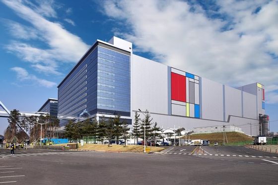Samsung Electronics' V1 chip production line in Hwaseong,Gyeonggi. [SAMSUNG ELECTRONICS]