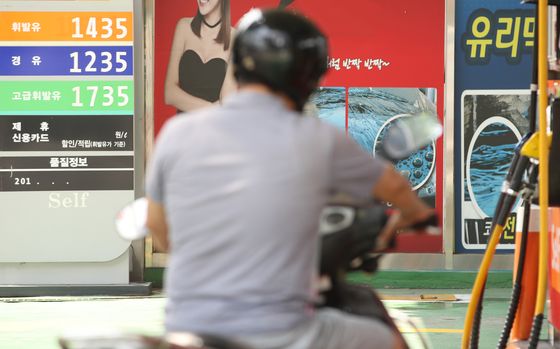 Prices at Korea’s gas stations have surged for six consecutive weeks. According to Opinet, gasoline prices in the first week of July rose by 9.1 won per liter to 1,355.4 won. [YONHAP]