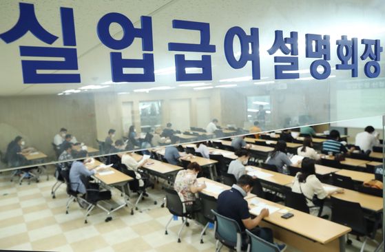 Job seekers attend a lecture on unemployment benefits at an employment support center in Jung District, central Seoul, Monday. As jobless claims skyrocket with the economic uncertainties from the coronavirus outbreak, the government increased the budget for unemployment benefits and approved some 13 trillion won ($10.9 trillion) for job-seeking benefits in its third supplementary budget Monday. This is a 3.3 trillion won increase compared to the original budget and the largest in history. [YONHAP]
