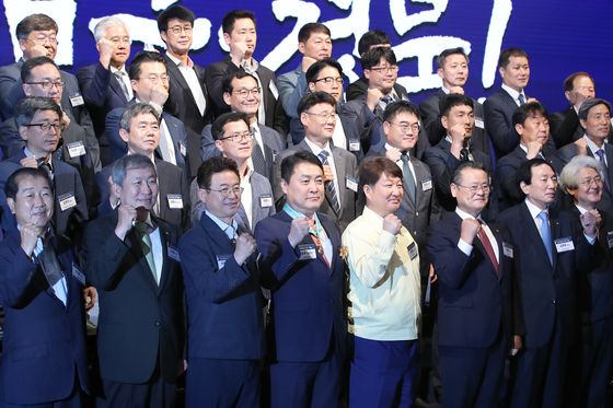 Political and business leaders from Daegu and North Gyeongsang, the region hardest hit during the early stages of Korea's Covid-19 outbreak, pledge to overcome the ensuing economic crisis at EXCO in Daegu on Monday. [NEWS1]