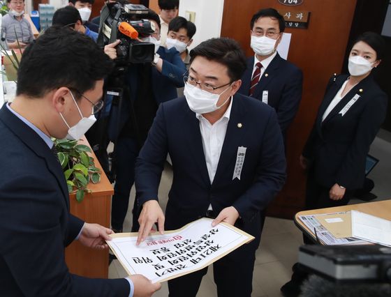 United Future Party Rep. Kim Sung-won, second from left, submits the party's assignments of lawmakers to standing committees at the National Assembly on Monday. The main opposition party ended its three-week boycott of the legislature. [YONHAP] 