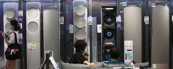 Air conditioners are displayed at Lotte Hi-Mart in Yongsan, central Seoul, Tuesday. Air conditioner sales are rising thanks to the summer heat as well as the government’s massive sales discount event. Air conditioner annual sales have reached an all-time record of around 2.5 million units. This year sales are expected to exceed 2.5 million. 