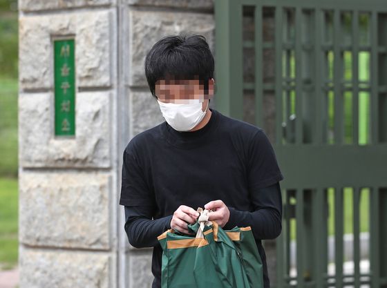 Convicted child pornography distributor Son Jong-woo is released from the Seoul Penitentiary Monday afternoon after a local court released him following its denial of an extradition request from the United States. [YONHAP]