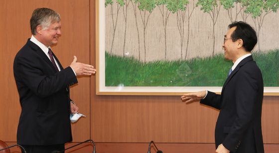 Stephen Biegun, the U.S. deputy secretary of state, left, exchanges noncontact greetings with South Korean top nuclear envoy Lee Do-hoon at the Foreign Ministry in central Seoul Wednesday. [JOINT PRESS CORPS]