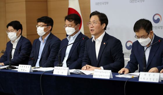 Trade, Industry and Energy Minister Sung Yun-mo, second from right, explains the government's 2.0 strategy for materials, parts and equipment during a joint government press conference on Wednesday, a day before it was officially announced, at the government complex in Seoul. [YONHAP]