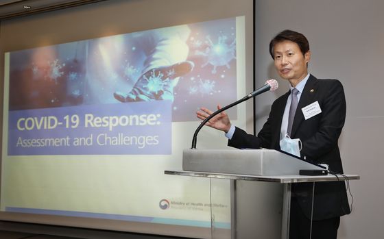 Vice Health and Welfare Minister Kim Gang-lip relays the Korean government's outlook for the Covid-19 pandemic to an international audience of foreign ambassadors and financial leaders Wednesday during this year's Korea Economic Forum, hosted by the Korea JoongAng Daily at the Millennium Hilton Hotel Seoul in Jung District, central Seoul. [PARK SANG-MOON]
