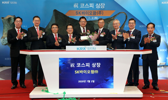 An initial public offering ceremony takes place at the Korea Exchange after SK Biopharmaceuticals goes public on July 2. The company's stock price rose rapidly after the listing. [YONHAP]