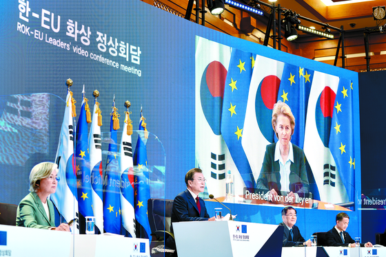  In a teleconference with leaders of the European Union in the Blue House on June 30, President Moon Jae-in asked the EU to become a major partner in the Green New Deal policies pursued by the Korean government. [JOINT PRESS CORPS]