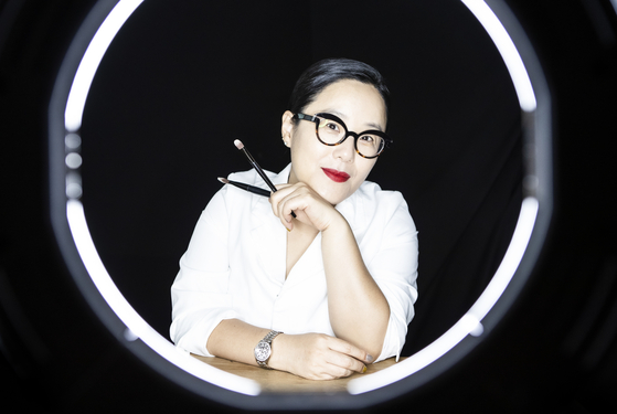 Makeup artist Jung Saem-mool recently published a book in which she details the struggles she faced during her childhood and how they motivated her to succeed. [KWON HYUK-JAE]