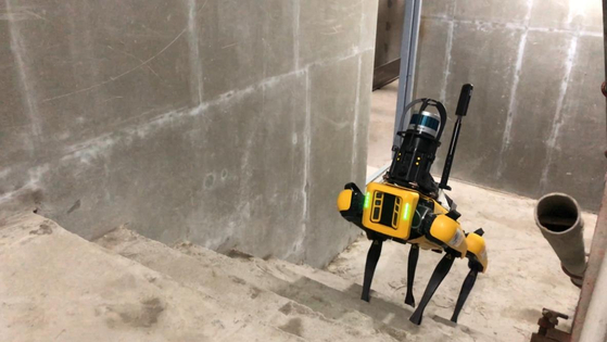 A four-legged robot named Spot climbs some stairs on Monday. GS Engineering & Construction (E&C) introduced Spot in 2015 as a collaborative project with construction software start-up Cupix. The waterproof robot has a built-in 360-degree camera, can walk or run up the stairs and has voice assistance functions. GS E&C said it will now be using the robot at construction sites for quality checks and data collection. [YONHAP]