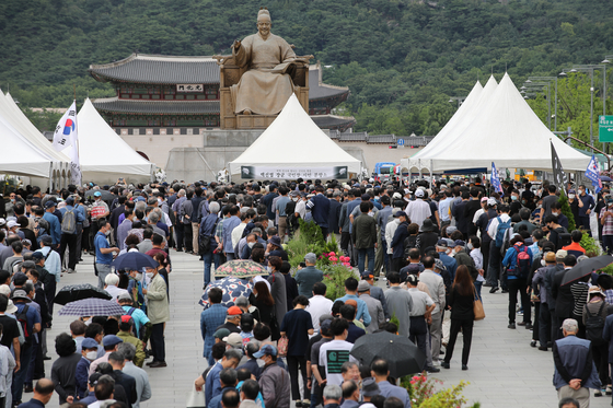 Many people line up on Tuesday to mourn for late Gen. Paik Sun-yup, a Korean War hero, at a mourning altar set up by civic groups in Gwanghwamun Square in central Seoul. The funeral service will be held on Wednesday. [YONHAP]