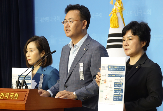 The United Future Party (UFP) lawmakers hold a press conference on Tuesday and urge Justice Minister Choo Mi-ae to order the prosecution to open an investigation into the suspicion that Park had been notified about a probe into his alleged sexual misconduct by state authorities, possibly the police or the Blue House.  [YONHAP] 